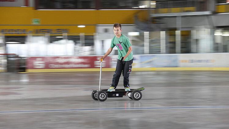 Lorenz Eck (12) beim E-Skaten.