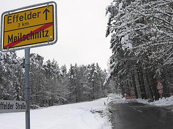Nichts geht mehr: der "Effelder Berg" in Neustadt ist gesperrt. Foto: Berthold Köhler