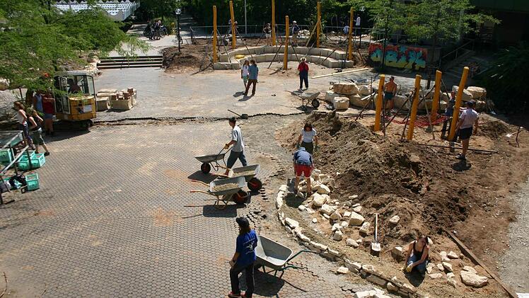 2005 begann die Neugestaltung des Schulhofs. Auch viele Schüler schwitzten bei der Arbeit. Die hat sich gelohnt: Das Herzogenauracher Gymnasium wurde prämiert. Foto: FT-Archiv