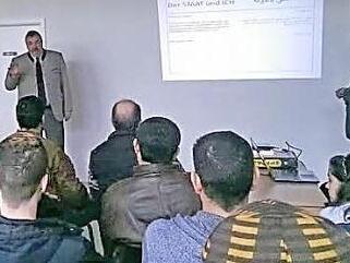 In der Frauengrundhalle in Ebern lauschten syrische Flüchtlinge dem Vortrag "Der Staat und ich" von Hans Freiherr von Rotenhan, der Rechte und Pflichten in einer Demokratie zum Inhalt hatte.  Foto: privat