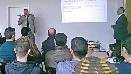 In der Frauengrundhalle in Ebern lauschten syrische Flüchtlinge dem Vortrag "Der Staat und ich" von Hans Freiherr von Rotenhan, der Rechte und Pflichten in einer Demokratie zum Inhalt hatte.  Foto: privat