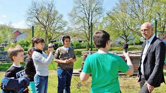 Oberbürgermeister Kay Blankenburg im Interview mit "Bad Kissingen TV": (von links) Tizian Lutz (Kamera), Rickey Green (Ton) und Kilian Mathes (Reporter). Foto: Sigismund von Dobschütz