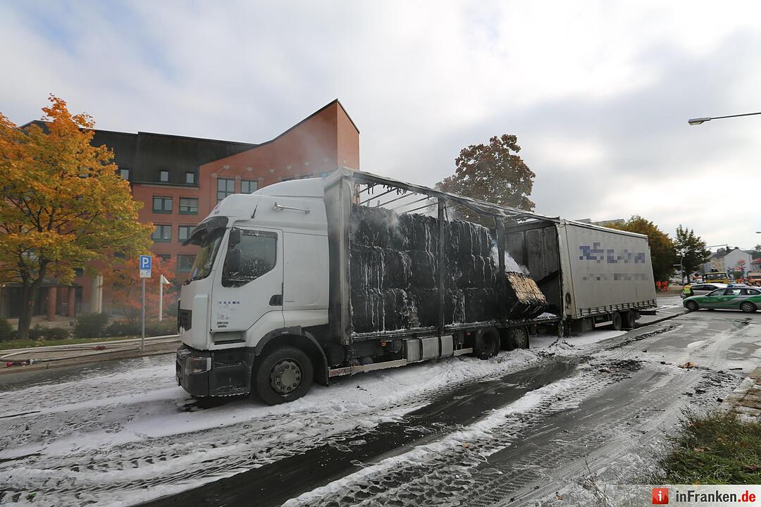 Papierladung geht in Flammen auf - Brennender Lkw in Hof