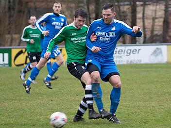 SV Friesen - TuS Schauenstein: Der dreifache Friesener Torsch&uuml;tze Nils Firnschild (gr&uuml;nes Trikot) bleibt im Zweikampf gegen Benjamin Paprocki ausnahmsweise nur zweiter Sieger.  Foto: Heinrich Wei&szlig;