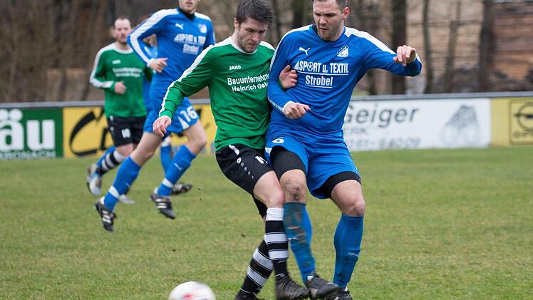 SV Friesen - TuS Schauenstein: Der dreifache Friesener Torsch&uuml;tze Nils Firnschild (gr&uuml;nes Trikot) bleibt im Zweikampf gegen Benjamin Paprocki ausnahmsweise nur zweiter Sieger.  Foto: Heinrich Wei&szlig;