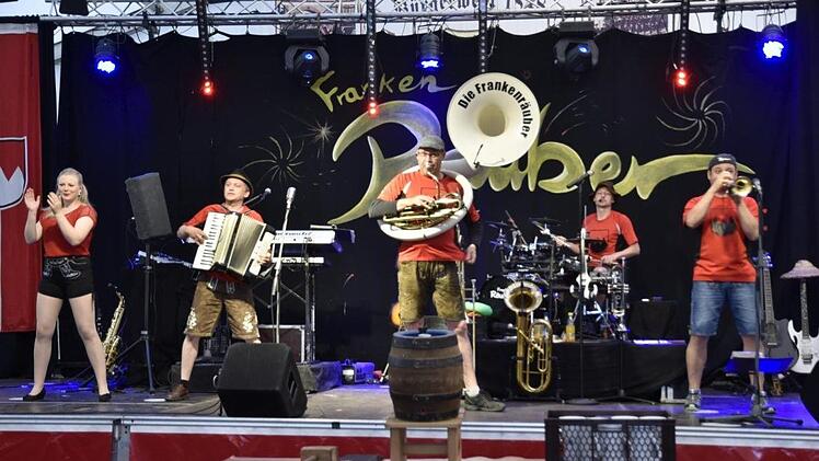 Stimmung machten die Musikbands im Festzelt.