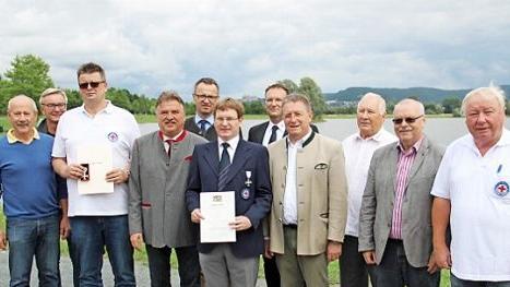 Bernd Schmidt (Dritter von links) wurde für 40 Jahre Dienstzeit bei der Wasserwacht geehrt, Sascha Münch (vorne, Mitte) für 25 Jahre. Die Auszeichnung nahm BRK-Kreisvorsitzender Landrat Klaus-Peter Söllner (Vierter von links) im Beisein zahlreicher Ehrengäste vor.