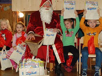 Damit hatten die Kinder in Elsa nicht gerechnet: Der Nikolaus brachte auch vom Tageblatt gefüllte Säckchen mit.Christiane Lehmann