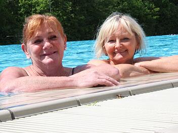 Katharina Renninger (links) und Petra Kleinhenz nutzen gleich den Er&ouml;ffnungstag des Terrassenbades, um ihre Bahnen zu schwimmen. Foto: Benedikt Borst