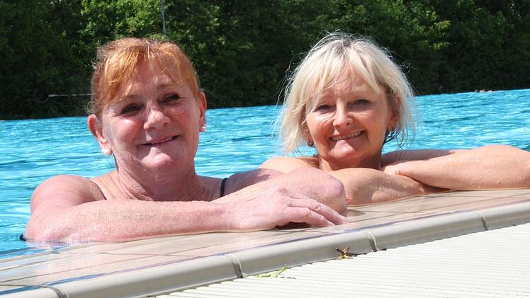 Katharina Renninger (links) und Petra Kleinhenz nutzen gleich den Eröffnungstag des Terrassenbades, um ihre Bahnen zu schwimmen. Foto: Benedikt Borst