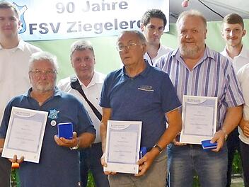 Für ihr verdienstvolles ehrenamtliches Engagement beim FSV Ziegelerden wurden sie vom BFV geehrt: Andreas Roth (1. Vorsitzender), Steffen Scheler (Hauptkassier), Walter Thron (Ausschussmitglied), Siegfried Baier (BFV-Kreisausschuss, Günter Heider (Ausschussmitglied), Daniel Deuerling (Schriftführer), Rainer Scheler (Ausschussmitglied), Dominik Schirmer (2. Vorsitzender), Zweite Bürgermeisterin Angela Hofmann, Mario Schmid ( BLSV- Kreisvorsitzender).  Fotos: K.- H. Hofmann
