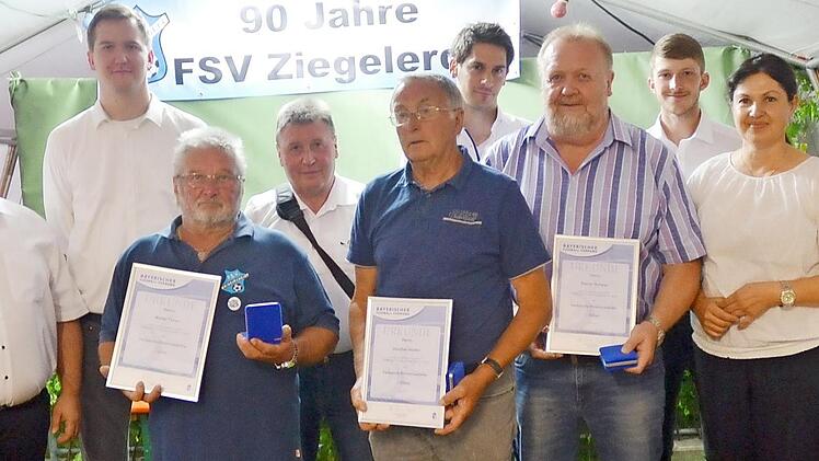 Für ihr verdienstvolles ehrenamtliches Engagement beim FSV Ziegelerden wurden sie vom BFV geehrt: Andreas Roth (1. Vorsitzender), Steffen Scheler (Hauptkassier), Walter Thron (Ausschussmitglied), Siegfried Baier (BFV-Kreisausschuss, Günter Heider (Ausschussmitglied), Daniel Deuerling (Schriftführer), Rainer Scheler (Ausschussmitglied), Dominik Schirmer (2. Vorsitzender), Zweite Bürgermeisterin Angela Hofmann, Mario Schmid ( BLSV- Kreisvorsitzender).  Fotos: K.- H. Hofmann