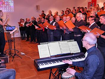 Fast 100 Sängerinnen und Sänger jeden Alters kamen zur zweitägigen  Sängerschulung in die Alte Aula nach Münnerstadt. Zum Abschluss zeigten sie  bei einem Konzert, was sie erarbeitet hatten. Foto: Dieter Britz