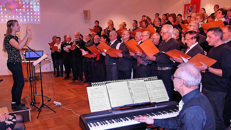 Fast 100 Sängerinnen und Sänger jeden Alters kamen zur zweitägigen  Sängerschulung in die Alte Aula nach Münnerstadt. Zum Abschluss zeigten sie  bei einem Konzert, was sie erarbeitet hatten. Foto: Dieter Britz