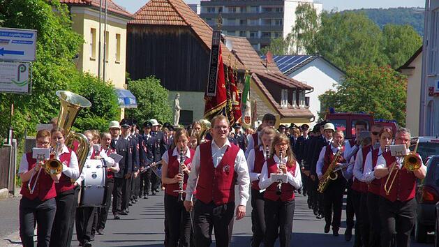 Festumzug von der Garitzer St. Elisabeth-Kirche zum Festgel&auml;nde auf dem Schulgarten neben der Turnhalle. Klaus Werner