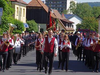 Festumzug von der Garitzer St. Elisabeth-Kirche zum Festgelände auf dem Schulgarten neben der Turnhalle. Klaus Werner