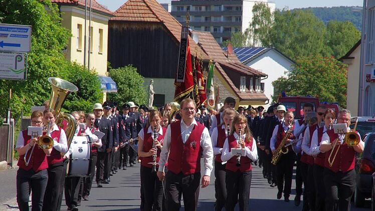 Festumzug von der Garitzer St. Elisabeth-Kirche zum Festgelände auf dem Schulgarten neben der Turnhalle. Klaus Werner