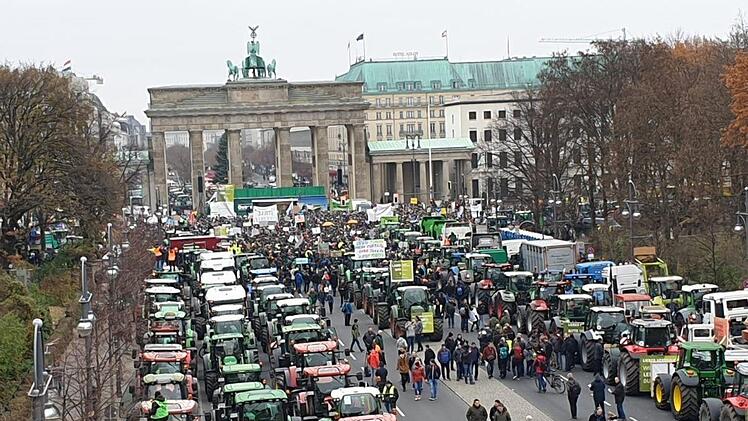 Die Landwirte brachten den Verkehr rund um das Brandenburger Tor mit ihren Treckern komplett zum Erliegen. Foto: privat