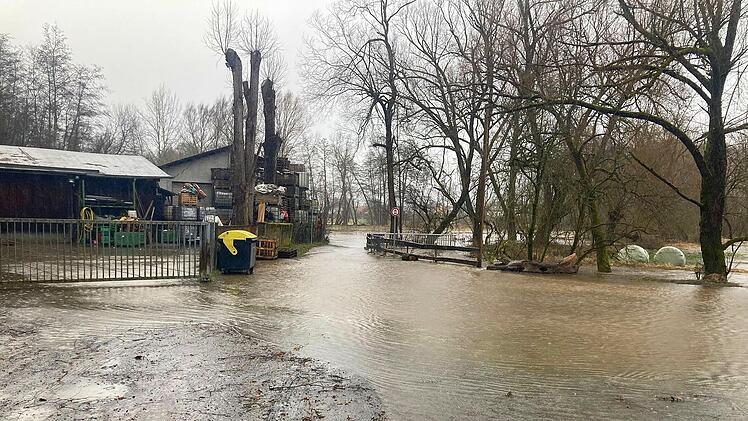 Die Röden  überschwemmte Teile der Innenstadt in Neustadt  - aber ohne größere Schäden zu hinterlassen. - Foto: Feuerwehr Neustadt