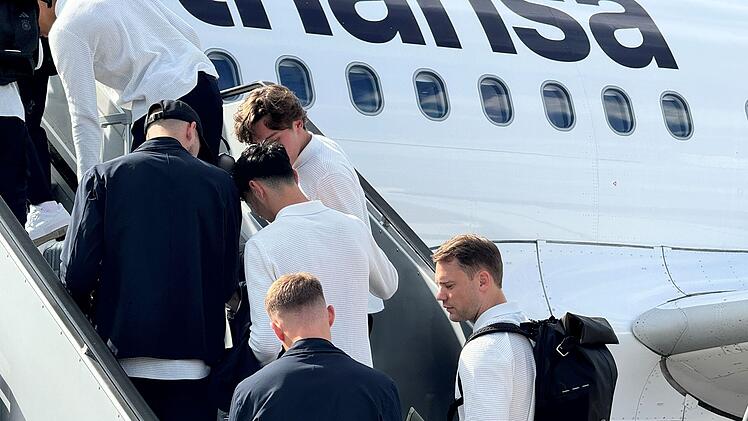 Flughafen Nürnberg: Abflug für Nationalelf - Public-Viewing-Bereich im Aufbau