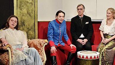 Die Premiere von „Ungeduld des Herzens“ mit (v.l.) Fanny Schmidt, Anna Schindlbeck, Ingo Pfeiffer und Silvia Steger ist am Freitag, 7. März, im Theater Schloss Maßbach.