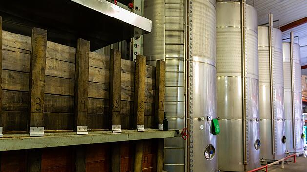 Obstkelterei, Kelterei: &Auml;pfel werden zur Presse transportiert