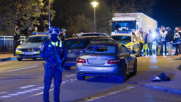 Auto f&auml;hrt in Menschengruppe in Neustadt am R&uuml;benberge