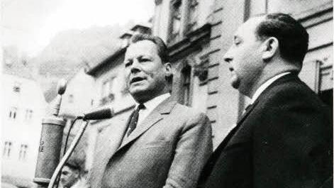 Willy  Brandt  kommt 1961 als Regierender Bürgermeister von Berlin nach Kulmbach; rechts der Kulmbacher SPD-Bundestagsabgeordnete Karl Herold.