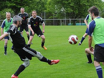 Spannende Torraumszenen, technisch guter Fußball: Die Bayerische Klerus-Auswahl spielte am Sonntagnachmittag gegen eine Promi-Auswahl mit Vereinsvorständen aus Münnerstadt ein Auftaktspiel zur Bayerischen Klerus-Meisterschaft. Fotos: Peter Seufert/Gerti Ziegler