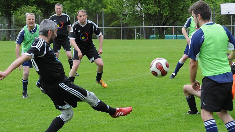 Spannende Torraumszenen, technisch guter Fußball: Die Bayerische Klerus-Auswahl spielte am Sonntagnachmittag gegen eine Promi-Auswahl mit Vereinsvorständen aus Münnerstadt ein Auftaktspiel zur Bayerischen Klerus-Meisterschaft. Fotos: Peter Seufert/Gerti Ziegler