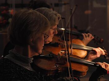Ein Konzert in der Adventszeit spielte das Kammerorchester unter der künstlerischen Leitung von Jörg Wöltche. Unser Bild zeigt Maria Pichler und Elisabeth Eyring (von links). Fotos: Peter Klopf