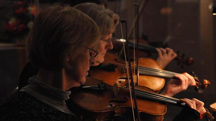 Ein Konzert in der Adventszeit spielte das Kammerorchester unter der künstlerischen Leitung von Jörg Wöltche. Unser Bild zeigt Maria Pichler und Elisabeth Eyring (von links). Fotos: Peter Klopf