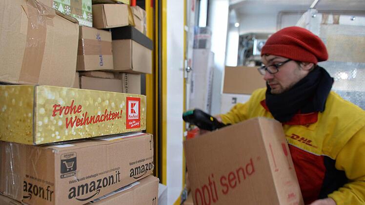 Benjamin Terletzki stapelt die Weihnachtspakete, bevor es an die Auslieferung geht. Foto: Ronald Rinklef
