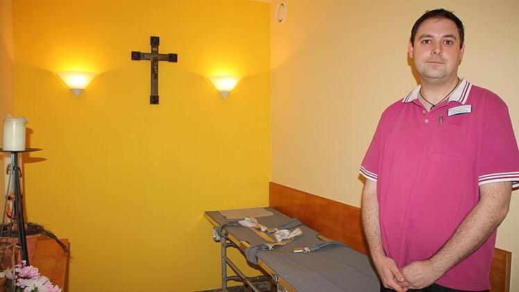 Eine Tür weiter ist der Abschiedsraum. Foto: Ulrike Müller