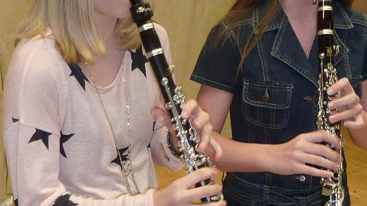 Viel Beifall gab es beim Weihnachtskonzert der Orchesterschule Pressig-Stockheim für Annika Fischer-Weiß und Lena Schnappauf, die mit ihren Klarinetten "Rondo Ropmantica" spielten. Foto: Gerd Fleischmann