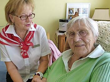Hildegard Wittner freut sich über den Besuch der Malteserin Jutta Peters, die den Besuchsdienst leitet.  Foto: Marion Krüger-Hundrup