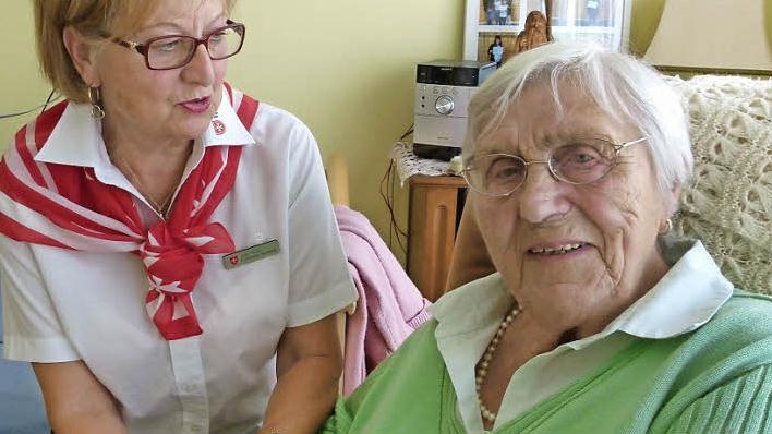 Hildegard Wittner freut sich über den Besuch der Malteserin Jutta Peters, die den Besuchsdienst leitet.  Foto: Marion Krüger-Hundrup
