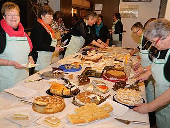 Für das leibliche Wohl der Gäste sorgen die Landfrauen selbst - zum Beispiel mit vielen selbstgebackenen Kuchen. Foto: Franz Galster