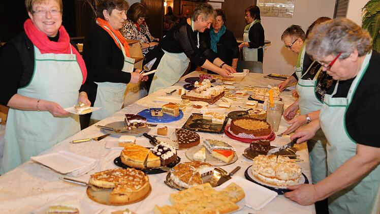 Für das leibliche Wohl der Gäste sorgen die Landfrauen selbst - zum Beispiel mit vielen selbstgebackenen Kuchen. Foto: Franz Galster