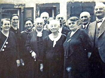 Die Familie Fleischmann in den 1930er Jahren vor dem Haus in der Brunnengasse vor der Auswanderung nach Amerika Fotos: privat