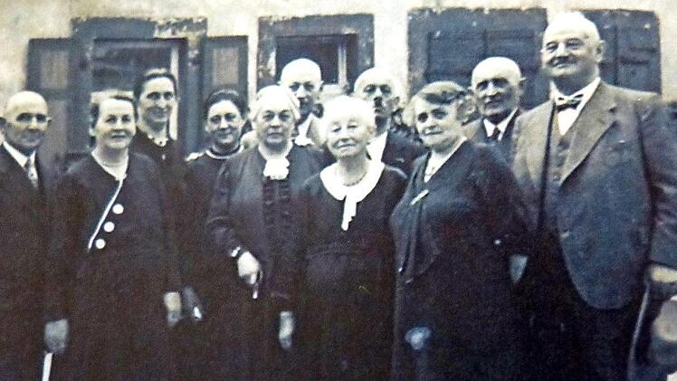 Die Familie Fleischmann in den 1930er Jahren vor dem Haus in der Brunnengasse vor der Auswanderung nach Amerika Fotos: privat