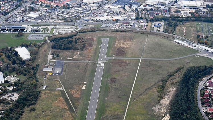 Für Brose (Gebäude links oben) wären durch das Instrumentenflug-Verfahren Starts und Landungen am Sonderlandeplatz Breitenau planbarer.  Foto: Ronald Rinklef