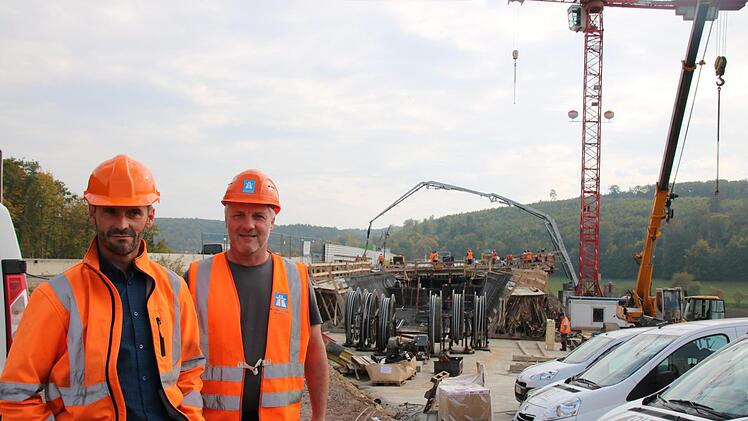 Jede Woche werden 25 Meter Autobahn-Brücke betoniert und übers Tal neben dem Klöffelsberg geschoben. Foto: Ralf Ruppert