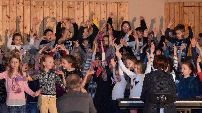 Jede Klasse beteiligte sich an der Weihnachtsfeier der Grundschule Schondratal.Horst Conze