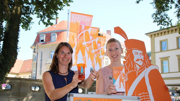 Kathrin Betzen (links) und Ines Hartmann von der Marketing-Abteilung der Staatsbad GmbH mit einigen Produkten. Fotos: Foto: Ralf Ruppert