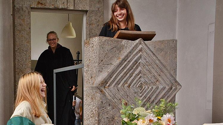 Immer wieder gab es beim Tag der Kirchenentdecker in der evangelischen Kirche viel zu lachen. Zum Beispiel, wenn die Stola mit einem Schal verwechselt wurde. Foto: Hanns Friedrich
