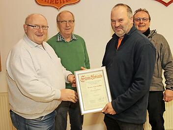 Werner Angermüller (l.) wurde zum Ehrenmitglied der Wanderfreude ernannt. Bürgermeister Werner Thomas, Vorsitzender Klaus Ehrlinger und 2. Vorsitzender Roland Galle (v. l.)  Foto: Wanderfreunde Lahm