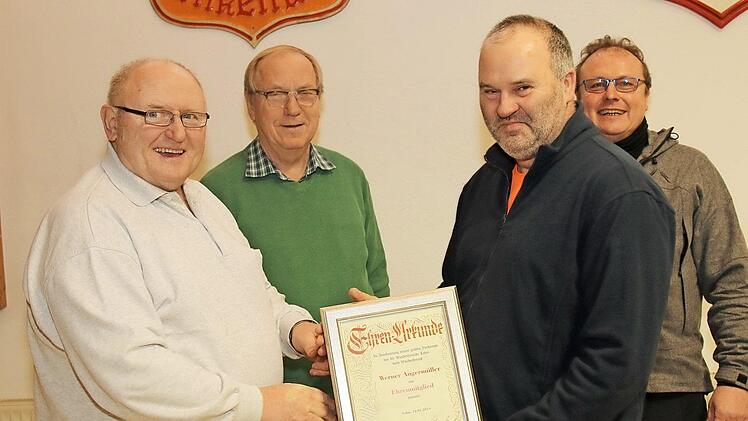 Werner Angermüller (l.) wurde zum Ehrenmitglied der Wanderfreude ernannt. Bürgermeister Werner Thomas, Vorsitzender Klaus Ehrlinger und 2. Vorsitzender Roland Galle (v. l.)  Foto: Wanderfreunde Lahm