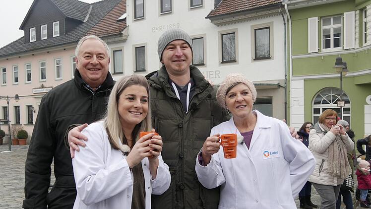 v. li. Ralf Luther und Junior Christian sowie Billie Jean und  Mutter Kimberly lassen sich gerne zur Erinnerung fotografieren.   Foto: Manja von Nida