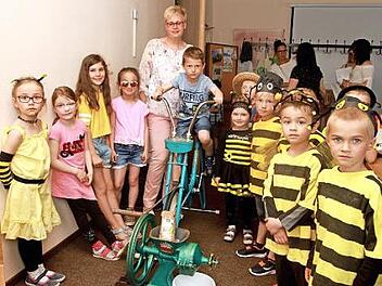 Riesigen Spaß hatten die Kinder und "fleißigen Bienchen" mit ihrer Leiterin Alexandra Geuß am Energie-Fahrrad.  Foto: Günther Geiling